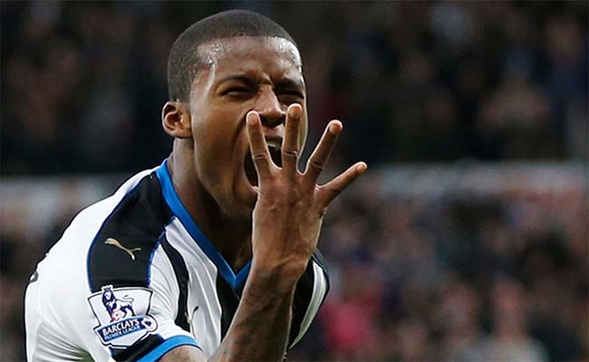Gini Wijnaldum Goal Celebration Holding Up 4 Fingers Close Up